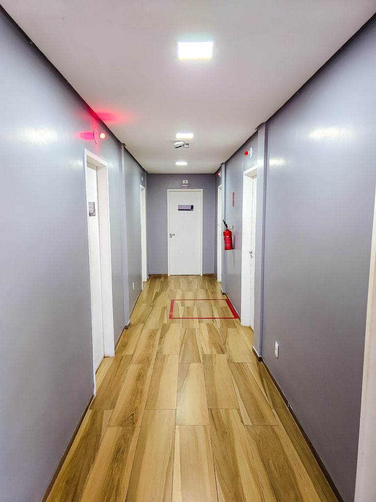 Corredor de acesso às salas de exame
